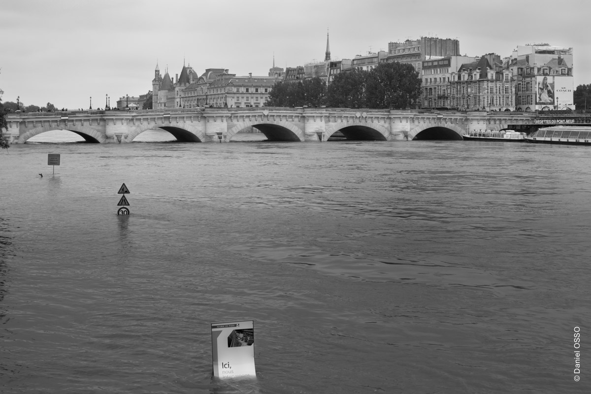 Paris, crue de la Seine - juin 2016 - Le Pont Neuf.